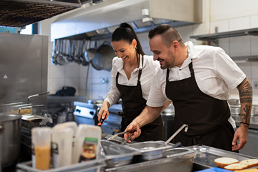 Köche in einer Großküche. Foto: Halfpoint, stock.adobe.com