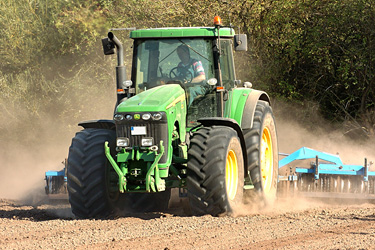 Schlepper bei der Bodenbearbeitung