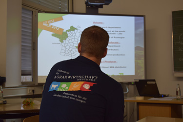 Schüler mit Schul-T-Shirt