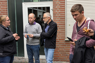 Studierende und Lehrer im Gespräch