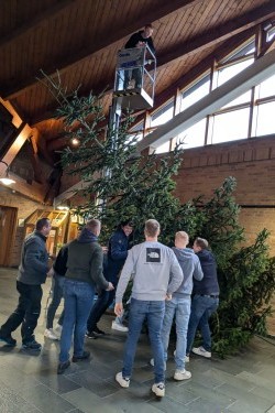 Der Weihnachtsbaum leuchtet