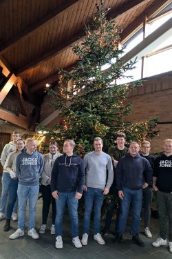 Der Weihnachtsbaum leuchtet