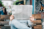 Zeitung lesen. Foto: Roman Kraft, unsplash.com