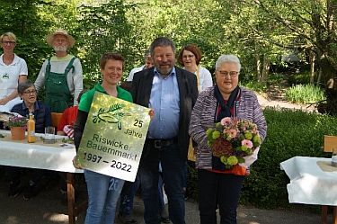 Geschenkübergabe: (von links) Ute Schrievers (Vorstand Bauernmarkt), Dr. Franz-Josef Stork (Haus Riswick) und Marianne Bienen (Gründungsmitglied)