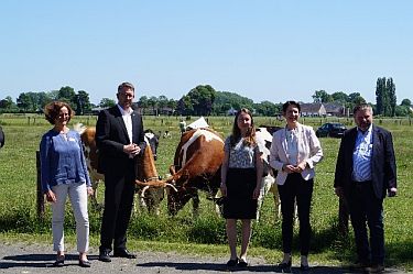 Fotoshooting auf der Weide: (von links) Monika Berg, Ingo Brohl, Kirstin Surmann, Silke Gorißen und Dr. Franz-Josef Stork